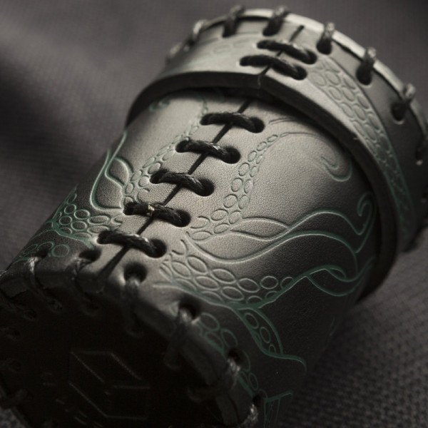 Стакан для кубиков Call of Cthulhu Black & green-golden Leather Dice Cup